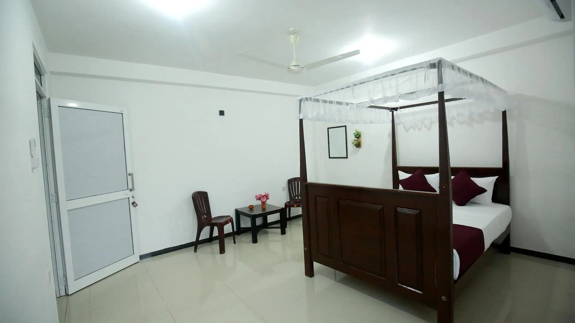 King Crown Hotel Dikwella 0*,  Srí Lanka