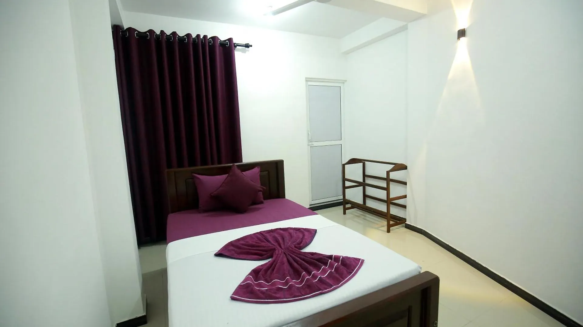 King Crown Hotel Dikwella 0*,  Srí Lanka